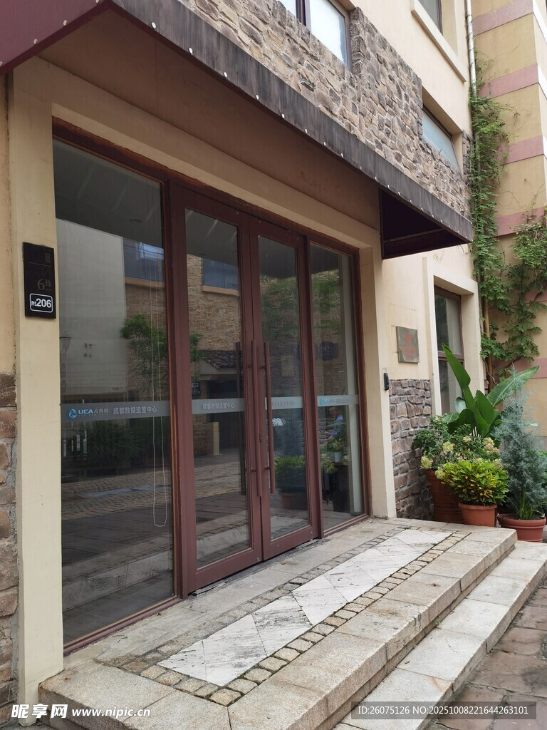 现代风格建筑入户门外观