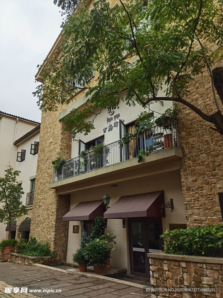 古朴石砌两层住宅建筑