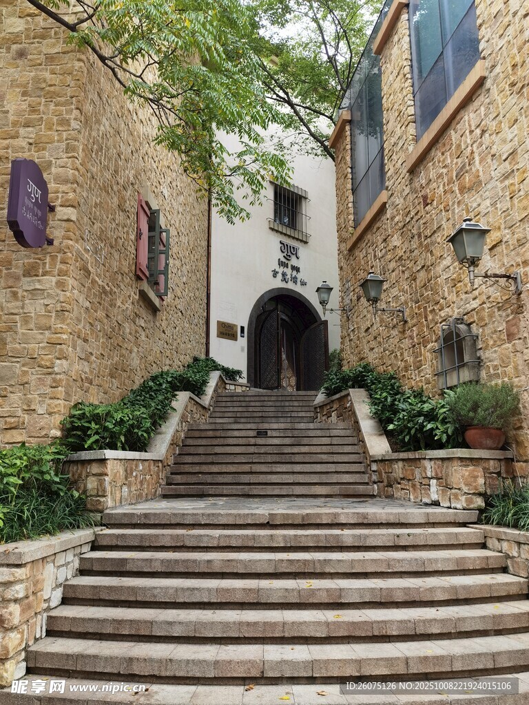 古朴石阶旁的欧式建筑景观