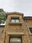 古朴石砌建筑外观