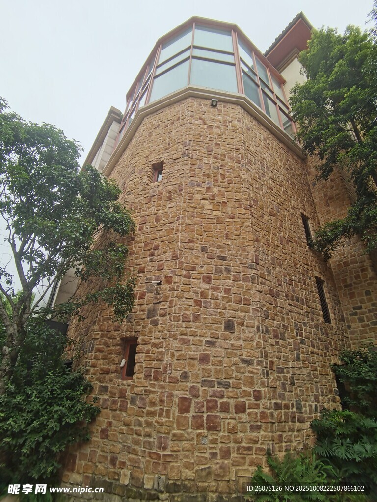古老砖砌建筑与绿植环绕
