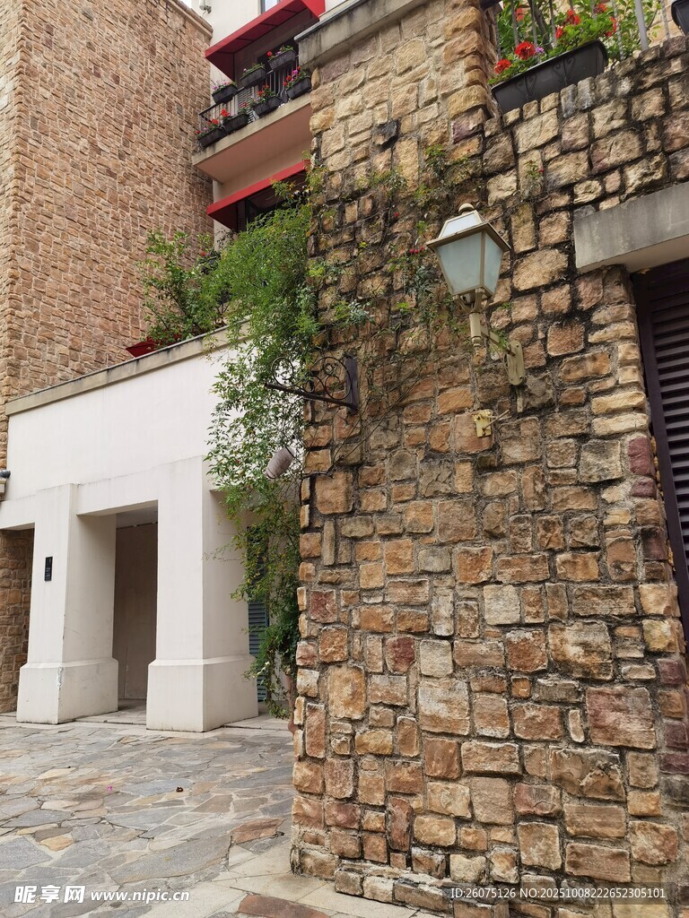 石砌建筑旁的雅致街巷