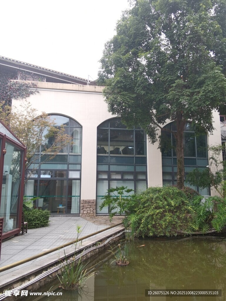水边欧式建筑景观