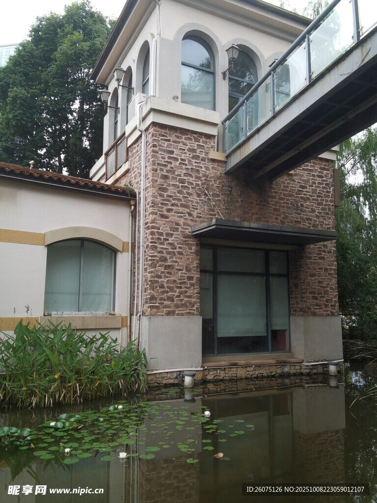 水边欧式风建筑景观
