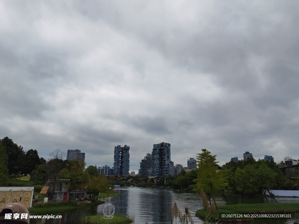 湖畔城市景观阴云密布