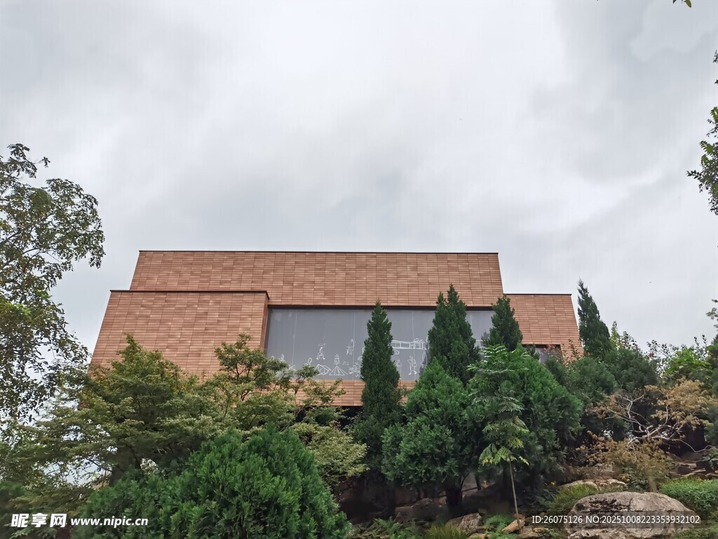红砖建筑与绿植环绕景观