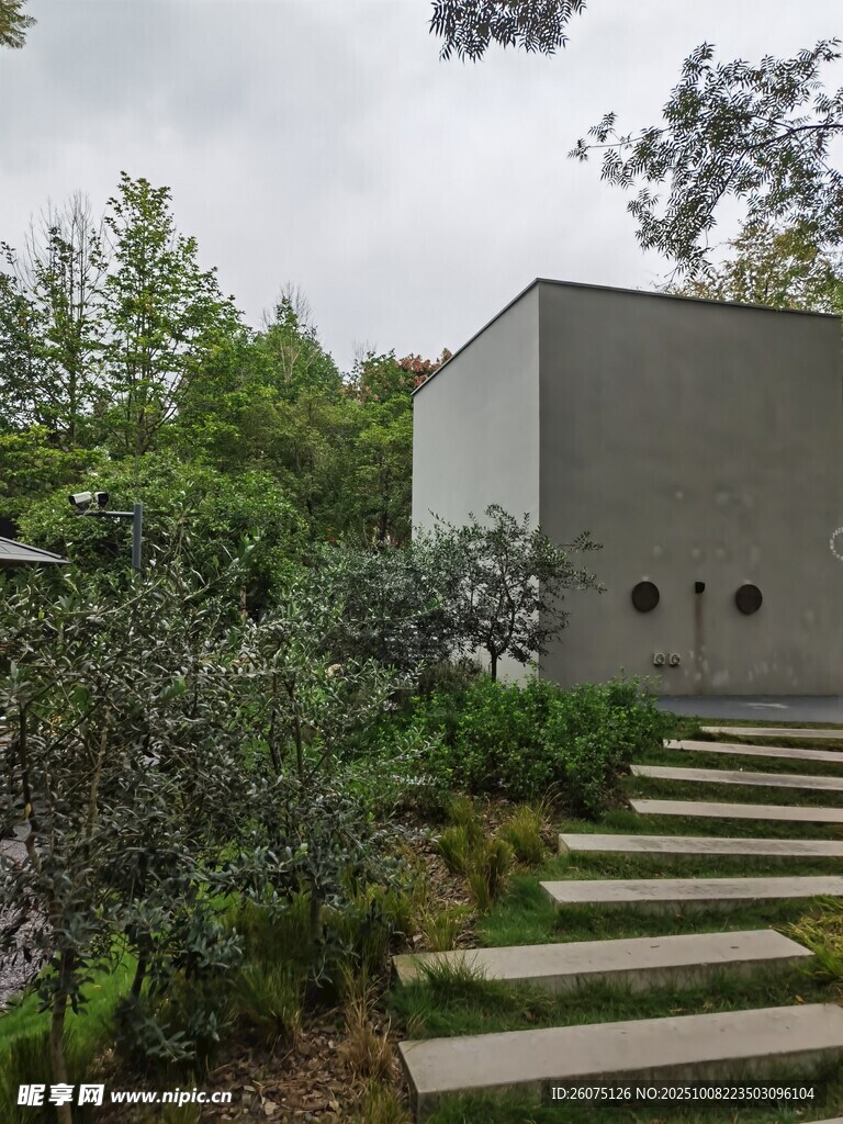 山林中的现代建筑与步道