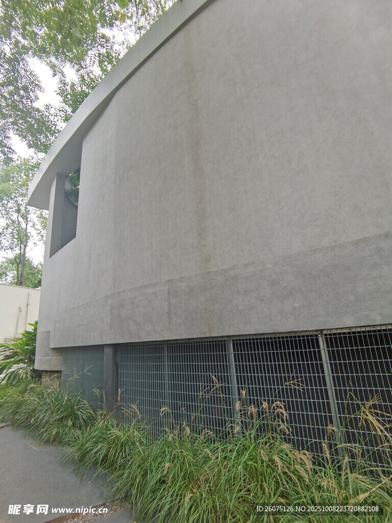 灰色建筑旁的绿植景观