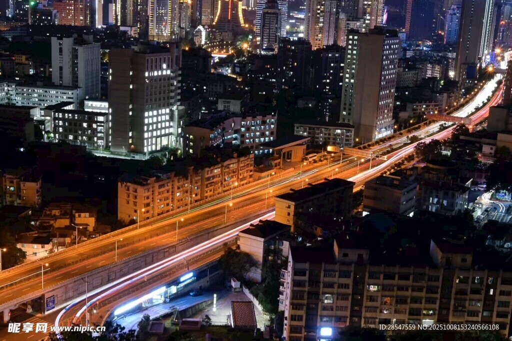 城市夜景中的繁华交通
