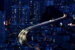 城市夜景中的蜿蜒公路
