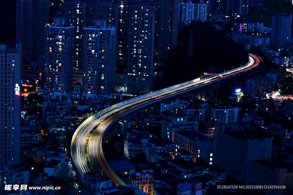 城市夜景中的蜿蜒公路