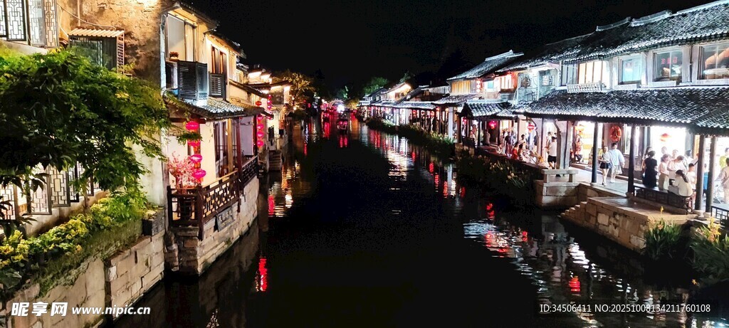 夜间河畔繁华街景