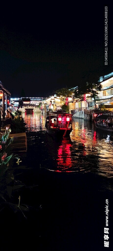 夜晚热闹的集市景象
