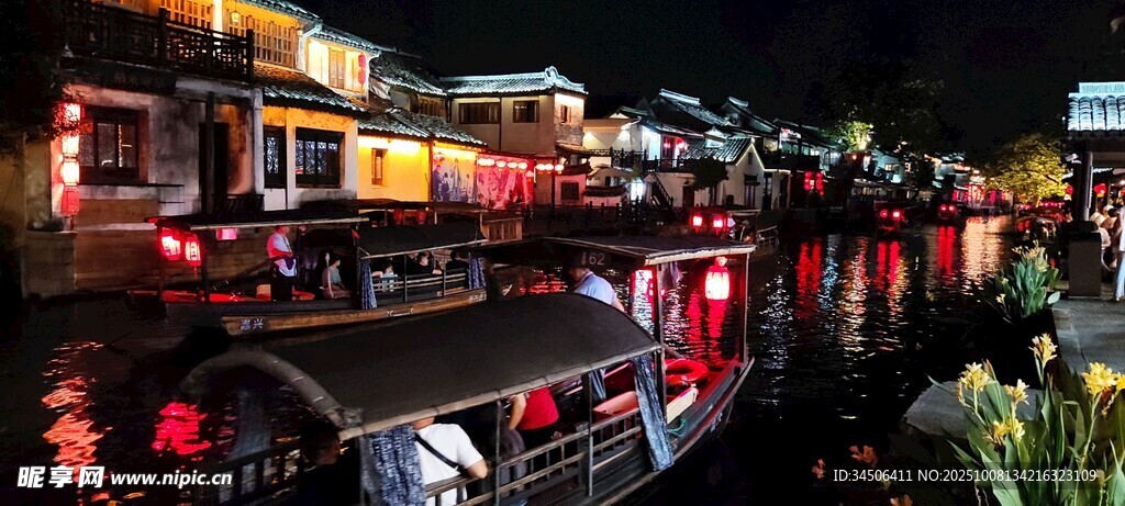 热闹夜市街景
