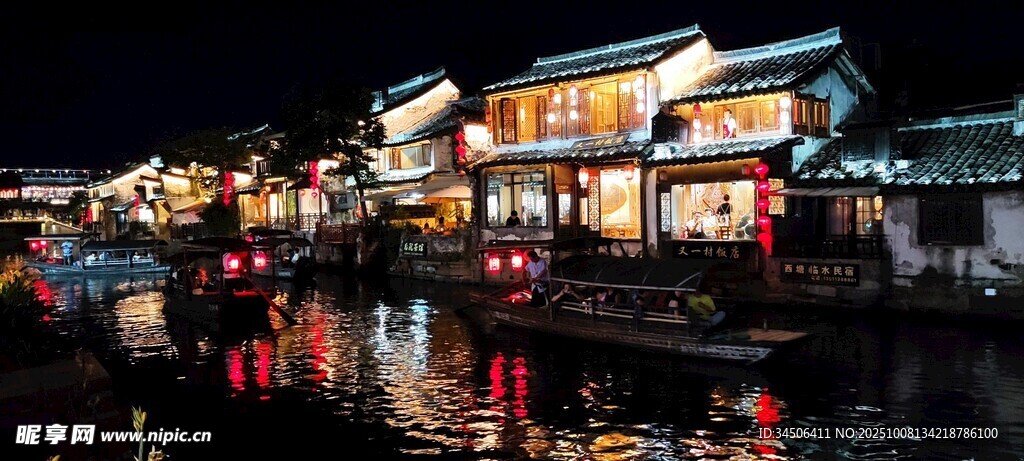 水乡夜景 古建灯火映河面
