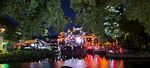 湖畔夜景  璀璨灯光映绿树