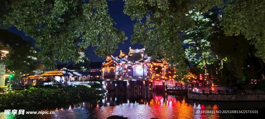 湖畔夜景  璀璨灯光映绿树