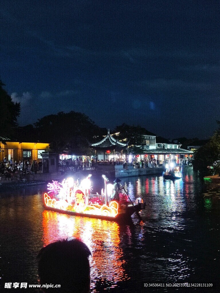 水乡夜景中的璀璨游船