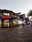 古街夜景下的热闹商铺