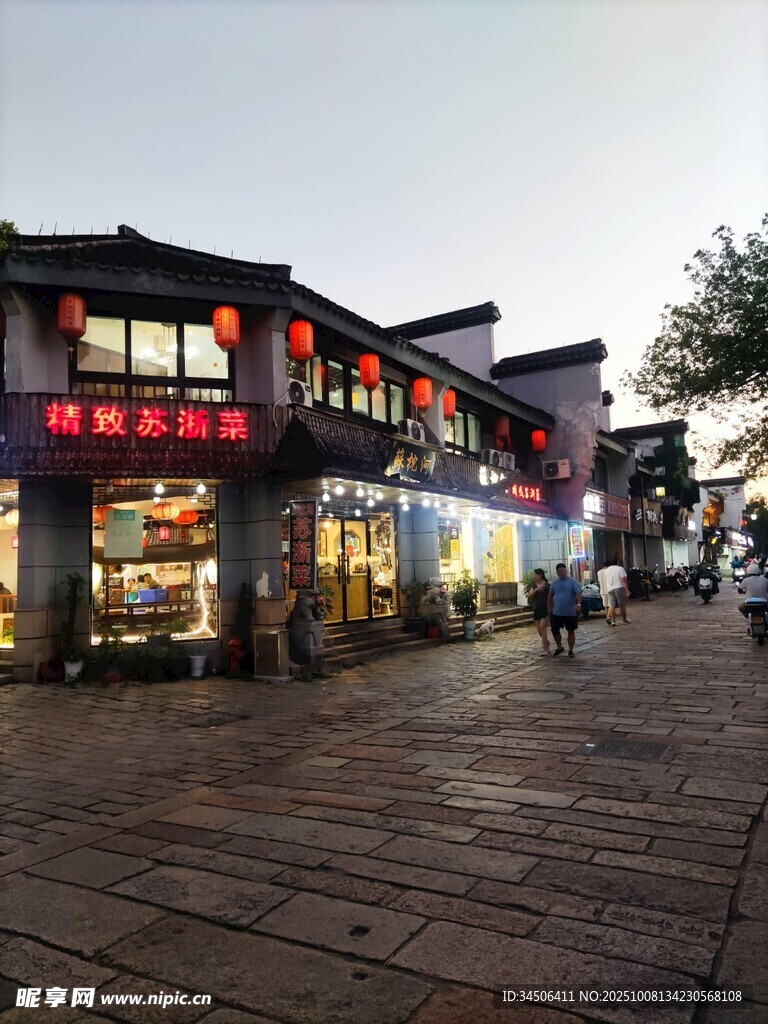 古街夜景下的热闹商铺