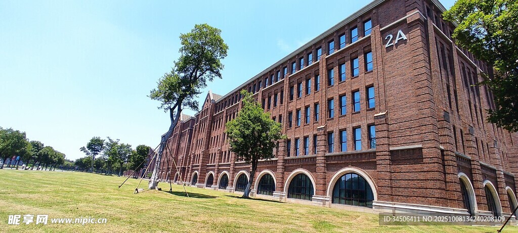 红砖建筑前的开阔绿地