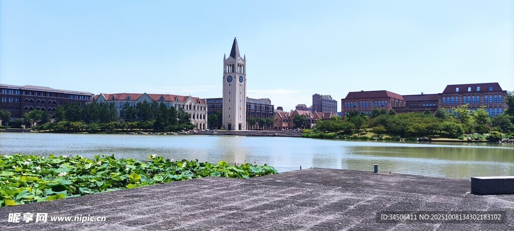 河畔高塔景观