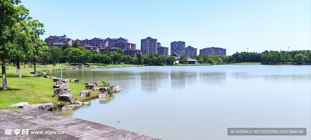 湖畔风光  绿树环绕的宁静水域