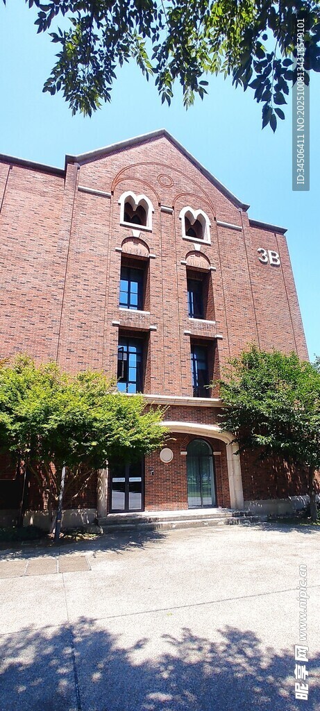 红砖建筑前绿树成荫