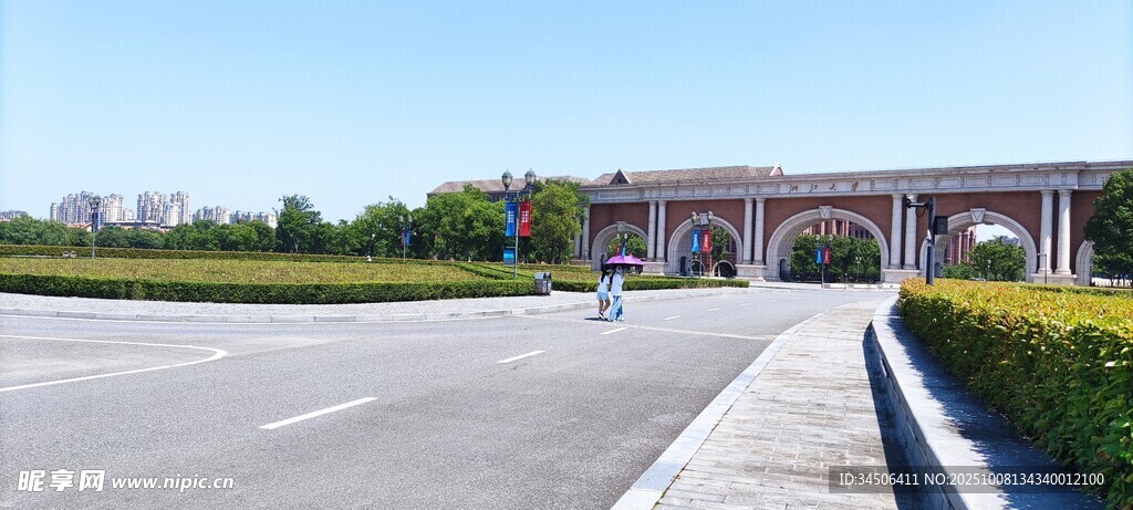 宽阔道路旁的宏伟建筑