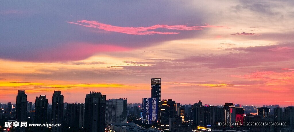 城市黄昏天际线绚丽美景