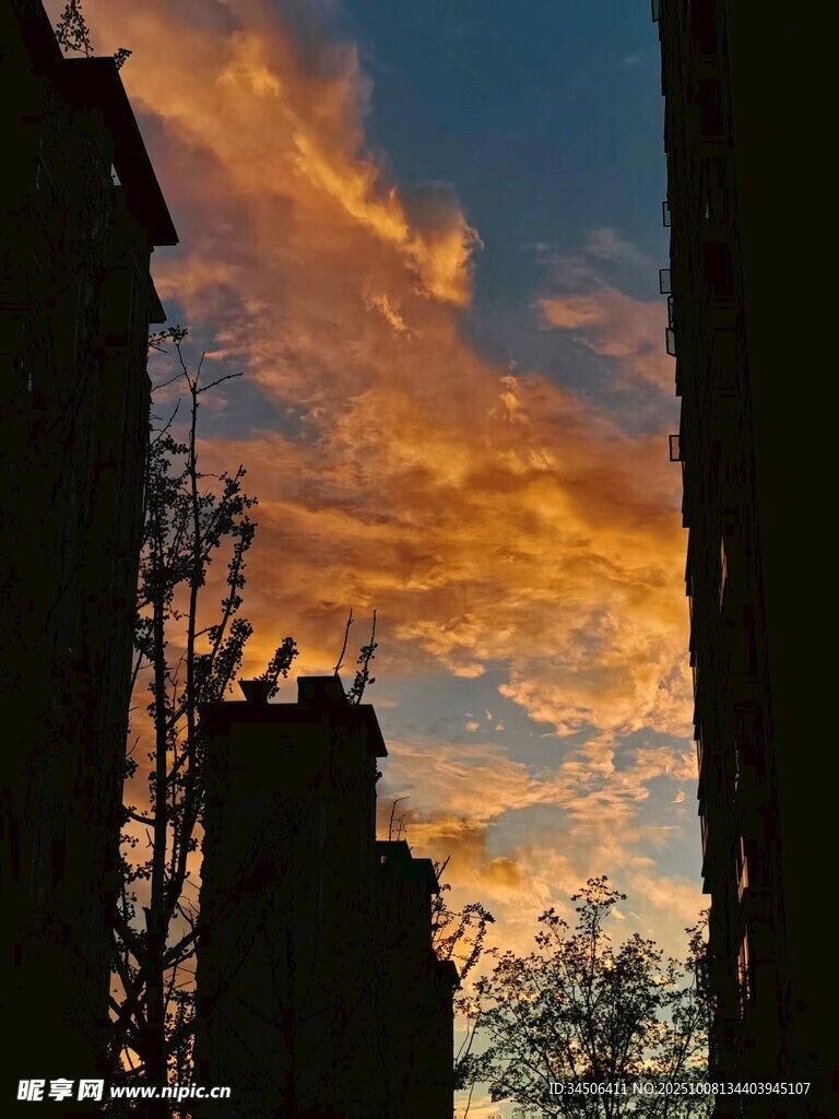 夕阳下的城市建筑剪影