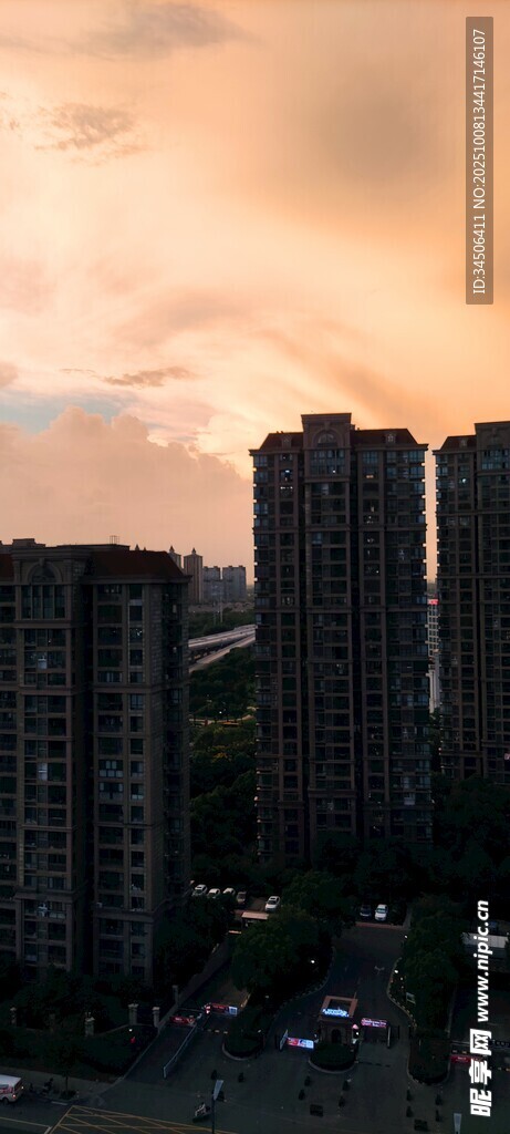 黄昏下的城市高楼景观