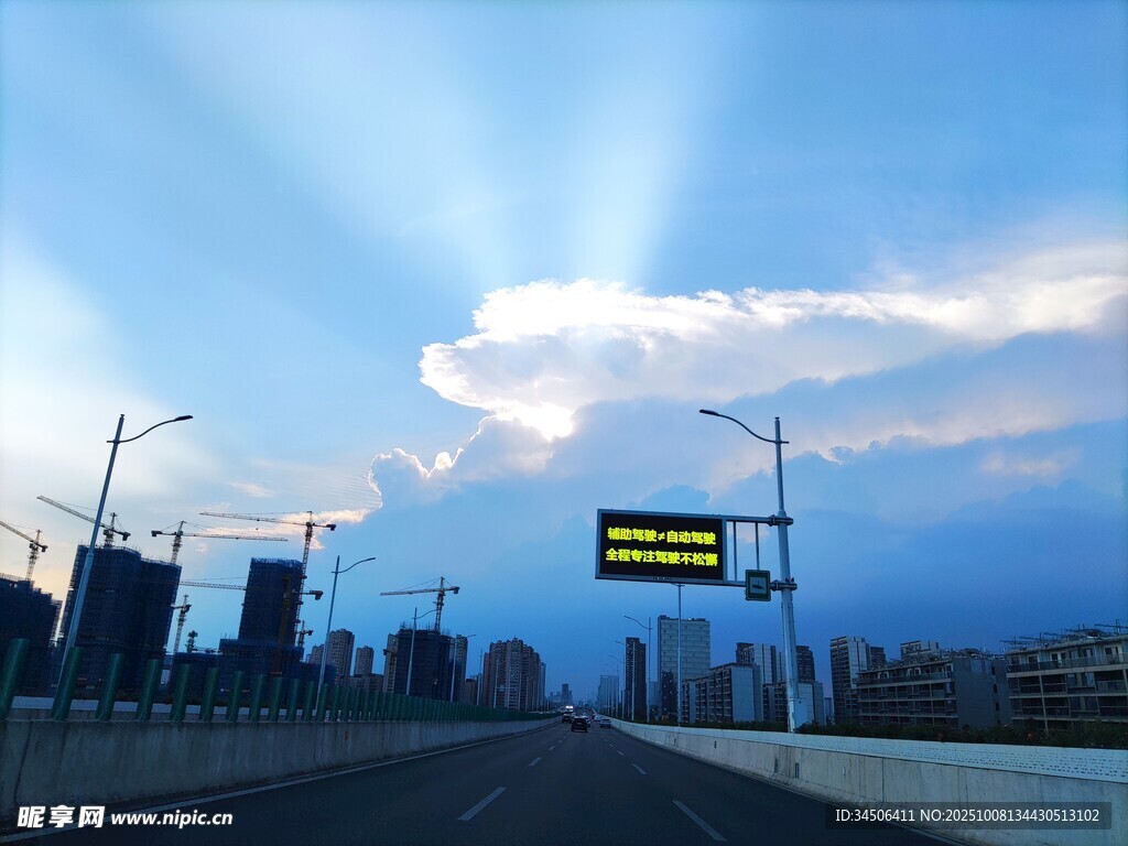 城市道路上的蓝天白云景象
