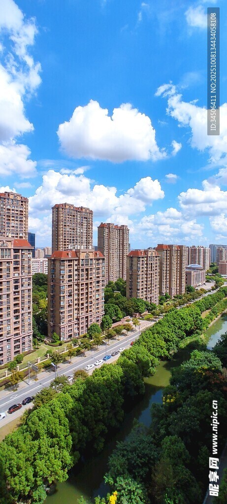 城市高楼与葱郁绿植景观
