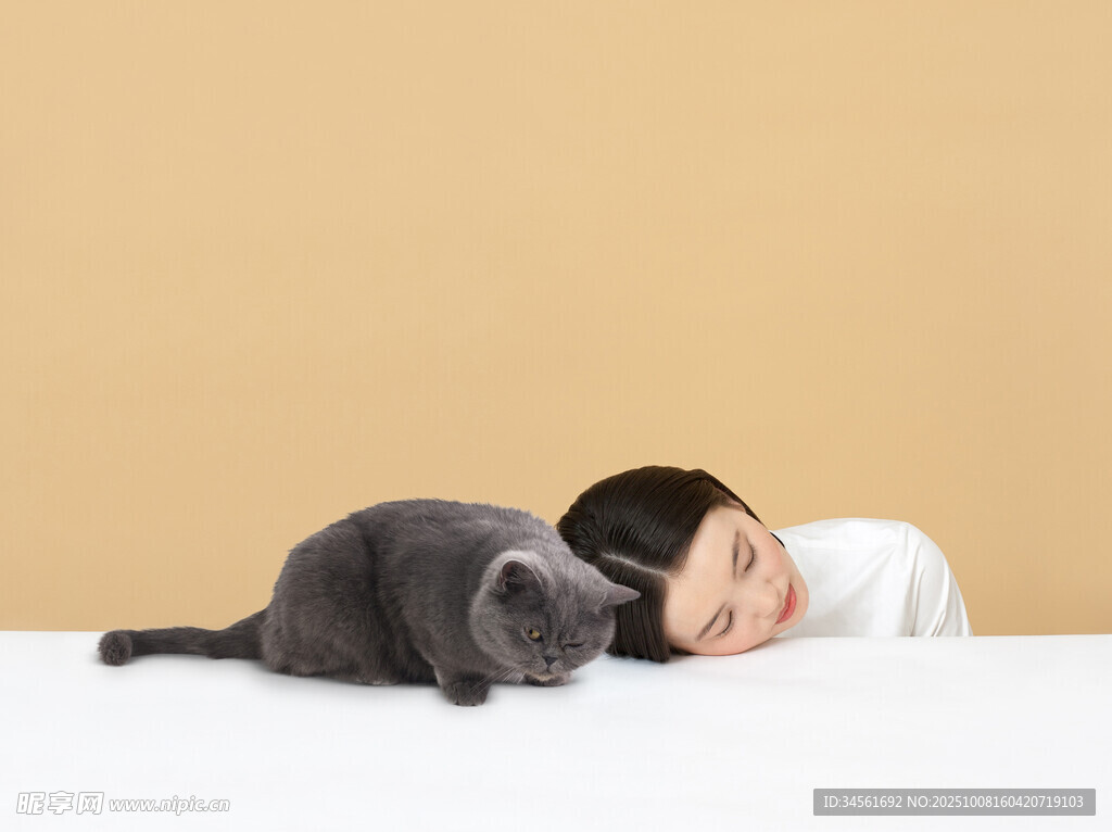 女孩与猫咪的温馨时刻