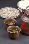 传统茶具与清香绿茶