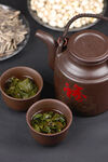 古朴茶壶与清香茶叶