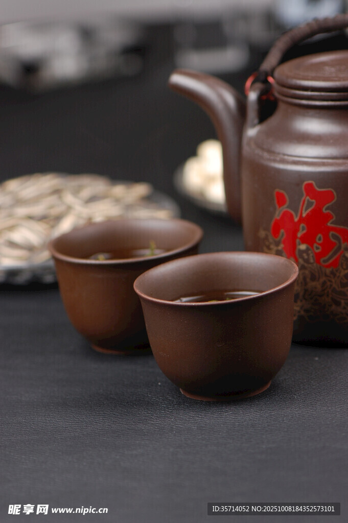 中式茶具茶壶与古朴茶杯