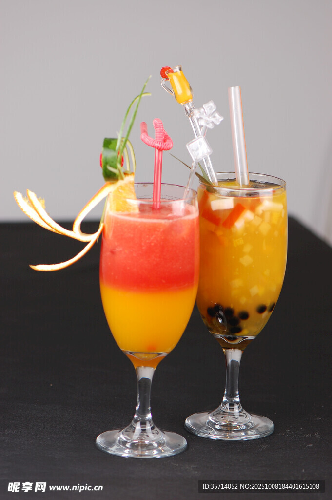 两杯缤纷美味特色鸡尾酒
