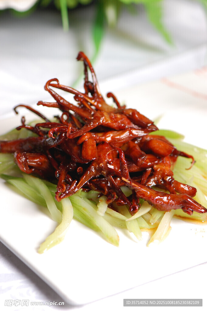 香辣肉丝配翠绿瓜丝