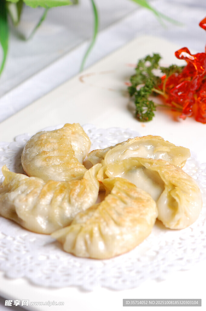 美味煎饺摆盘展示