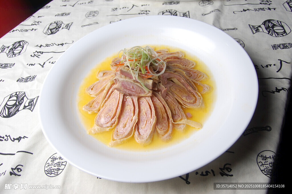白盘上的鲜嫩鸡肉菜品