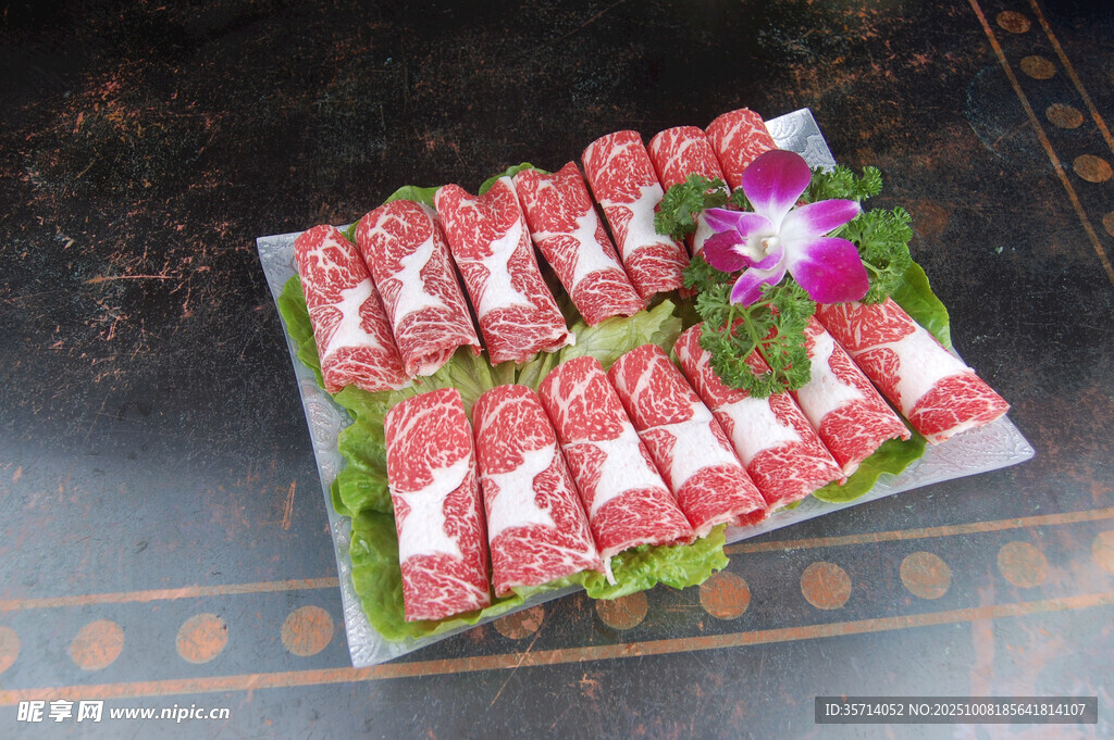 新鲜美味牛肉卷摆盘展示