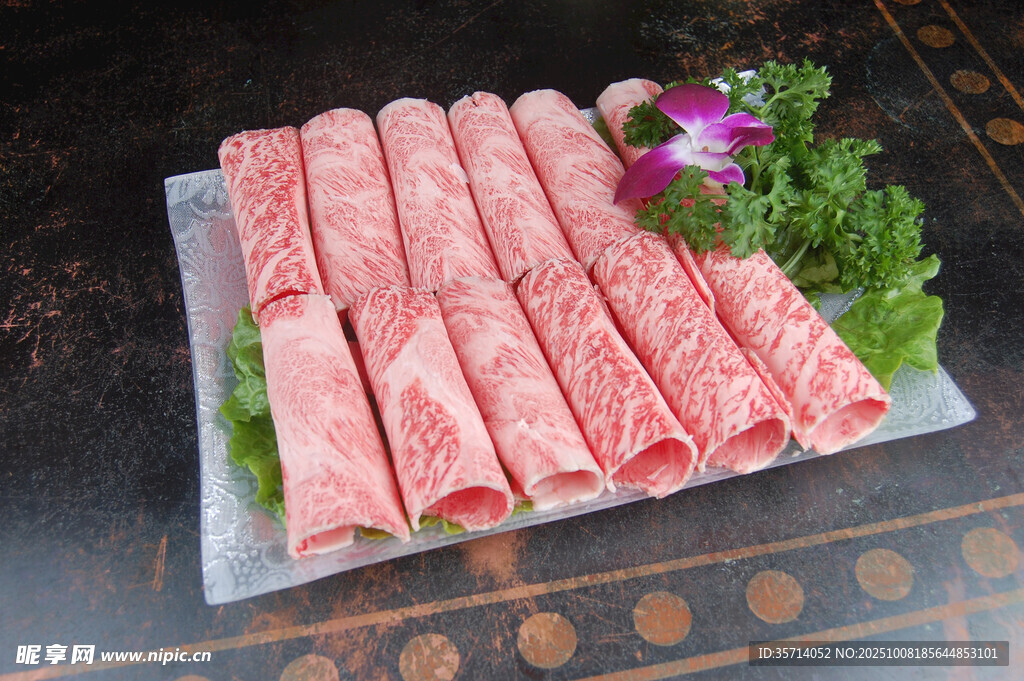 新鲜牛肉卷摆盘精致诱人