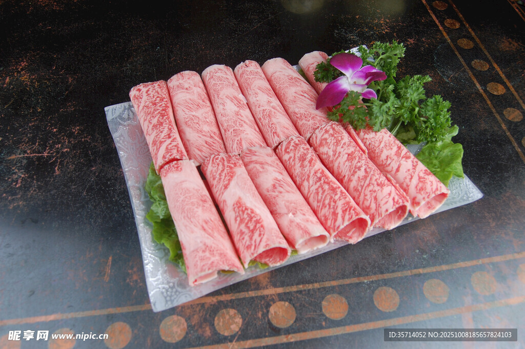 新鲜牛肉卷摆盘展示