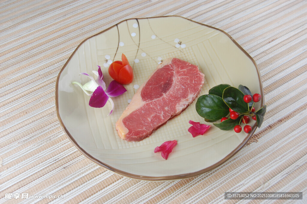 精致摆盘的美味生肉片