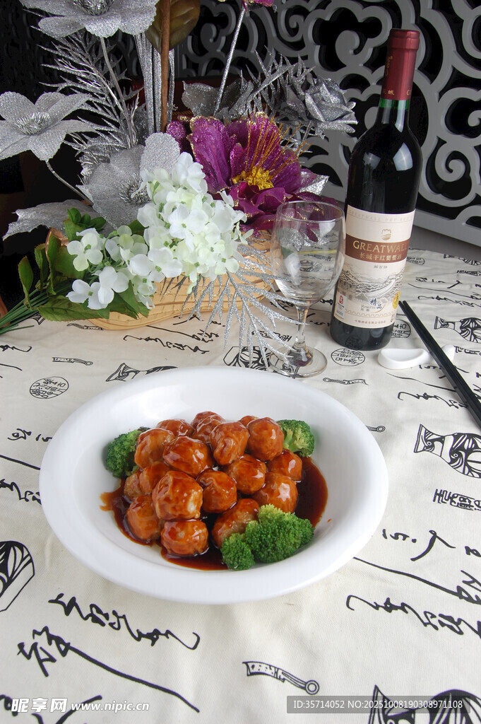 美味糖醋肉丸摆于雅致餐桌