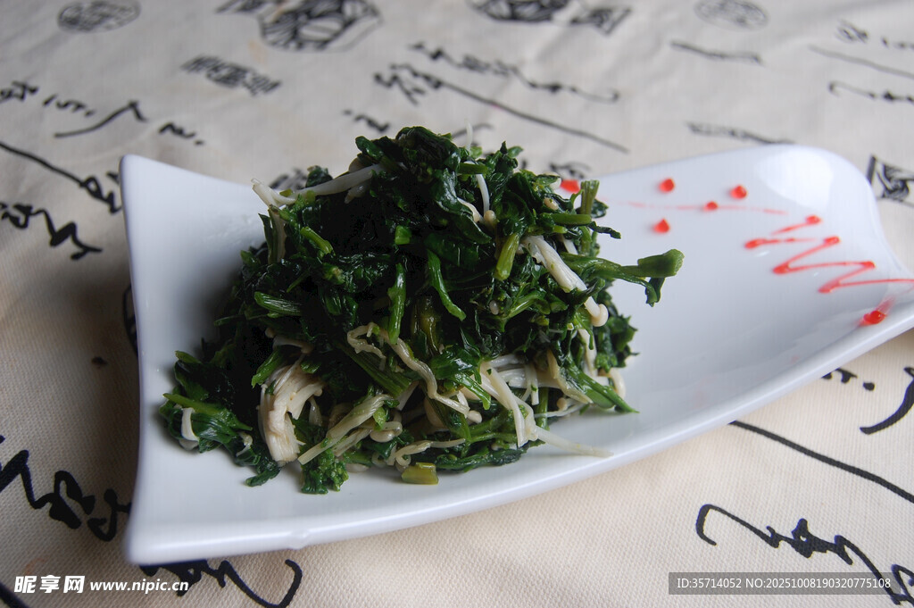 一盘鲜嫩的凉拌野菜