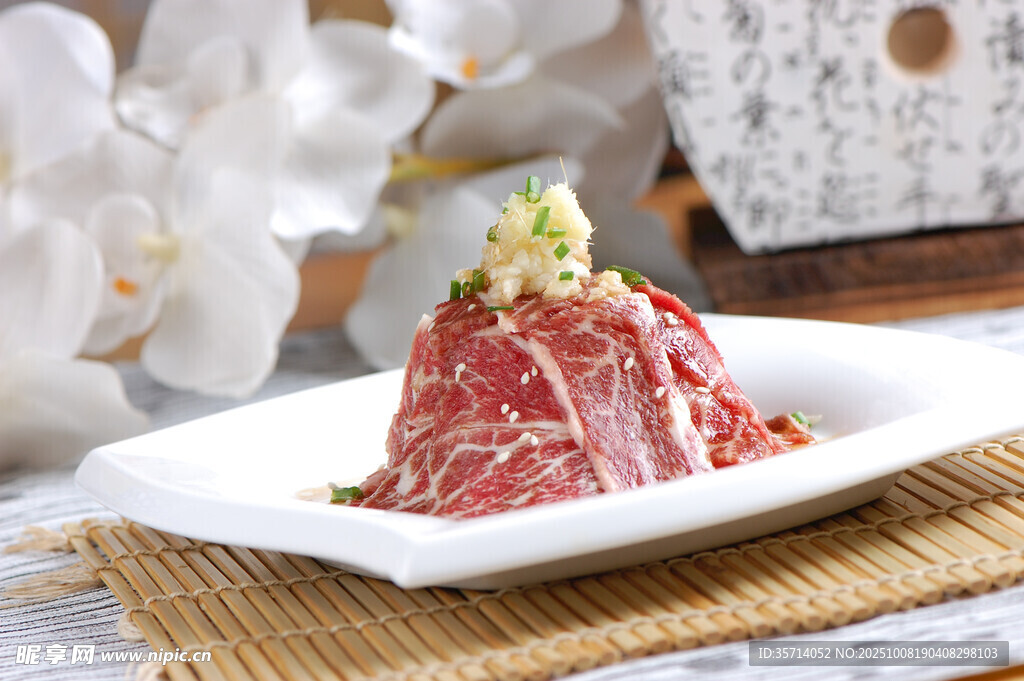 精致摆盘的美味生牛肉