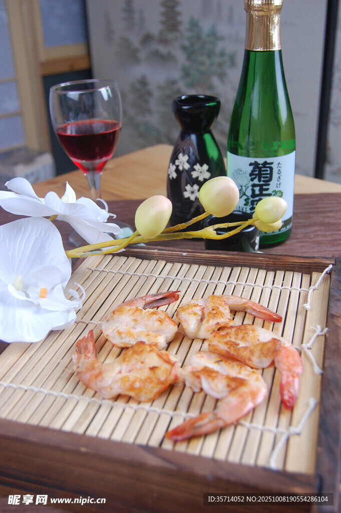 日式烤虾配美酒与装饰